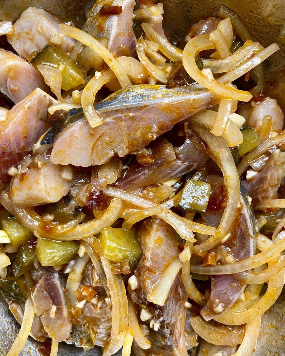 Готуємо оселедець по-циганськи: дуже смачна рибна закуска виходить, а готується все швидко, просто і легко - зберігайте рецепт