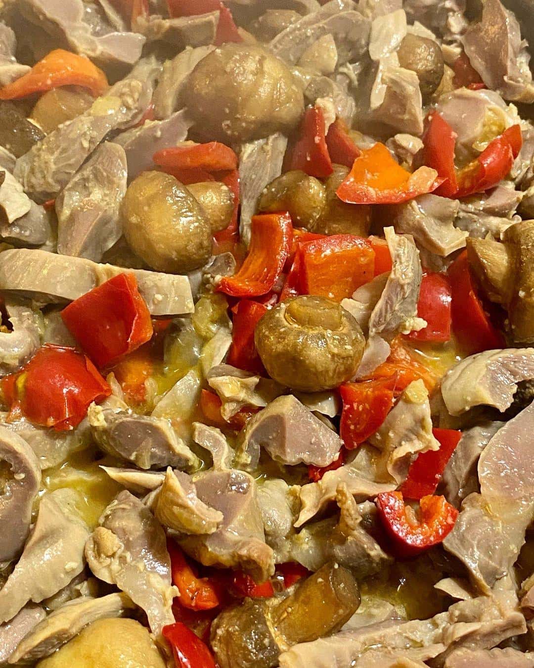 Показую, як я готую курячі шлуночки з перцем і печерицями: неймовірно смачно і ситно виходить, а готується дуже просто і легко