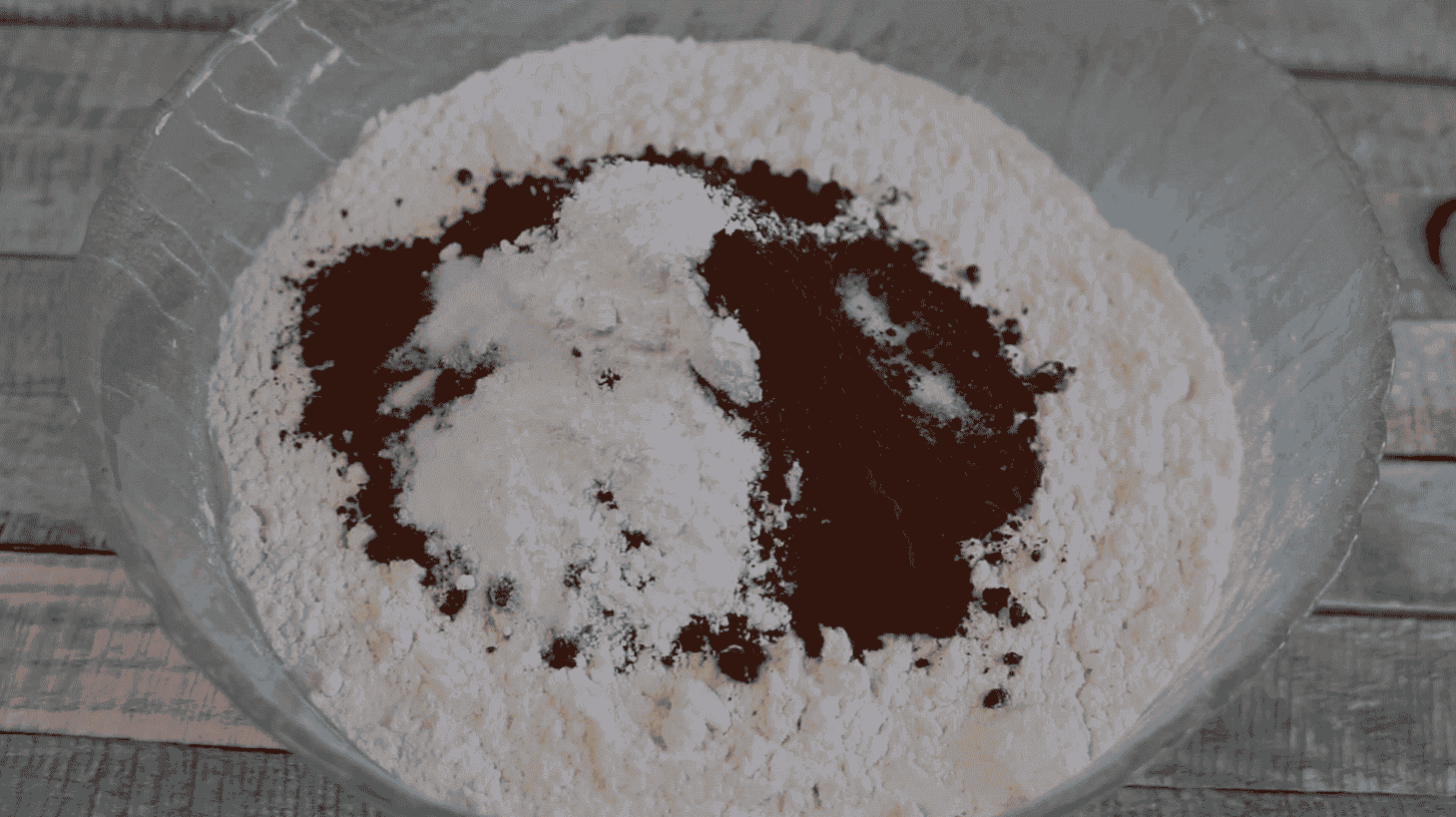 Неймовірно смачний шоколадний торт з вишнею і сметанним кремом: простий у приготуванні, і лише з доступних продуктів