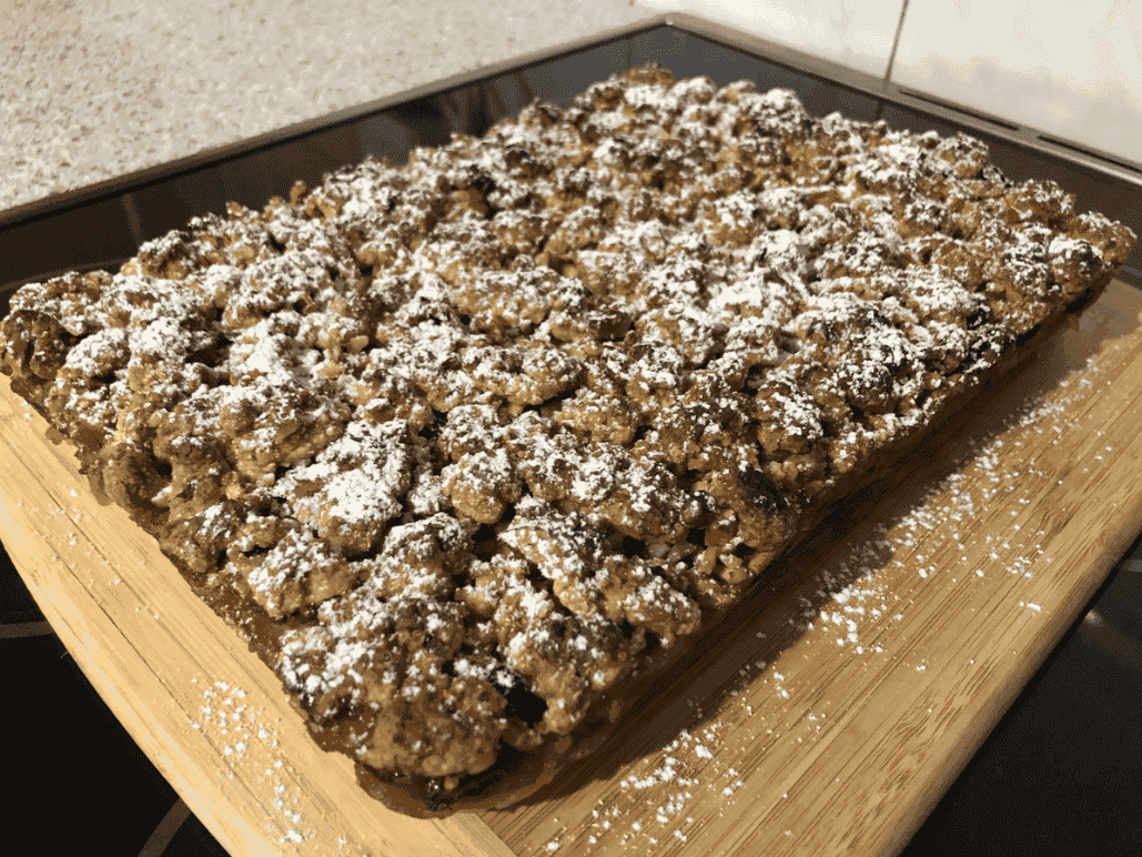 Насипний яблучний пиріг з родзинками та горіхами: виходить соковитий та неймовірно смачний, простий рецепт БЕЗ ЯЄЦЬ