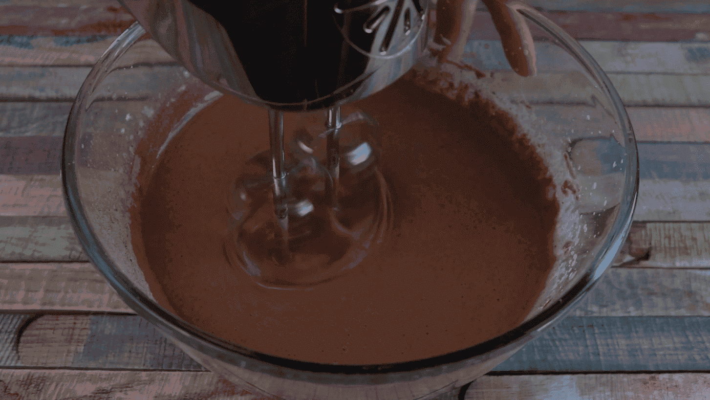 Неймовірно смачний шоколадний торт з вишнею і сметанним кремом: простий у приготуванні, і лише з доступних продуктів