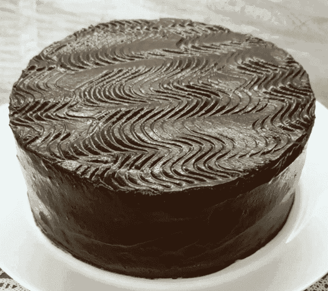 Простий та неймовірно смачний торт "Палкий поцілунок": поєднання медових коржів з ніжним сметанним кремом і вишнями - це завжди безпрограшний варіант