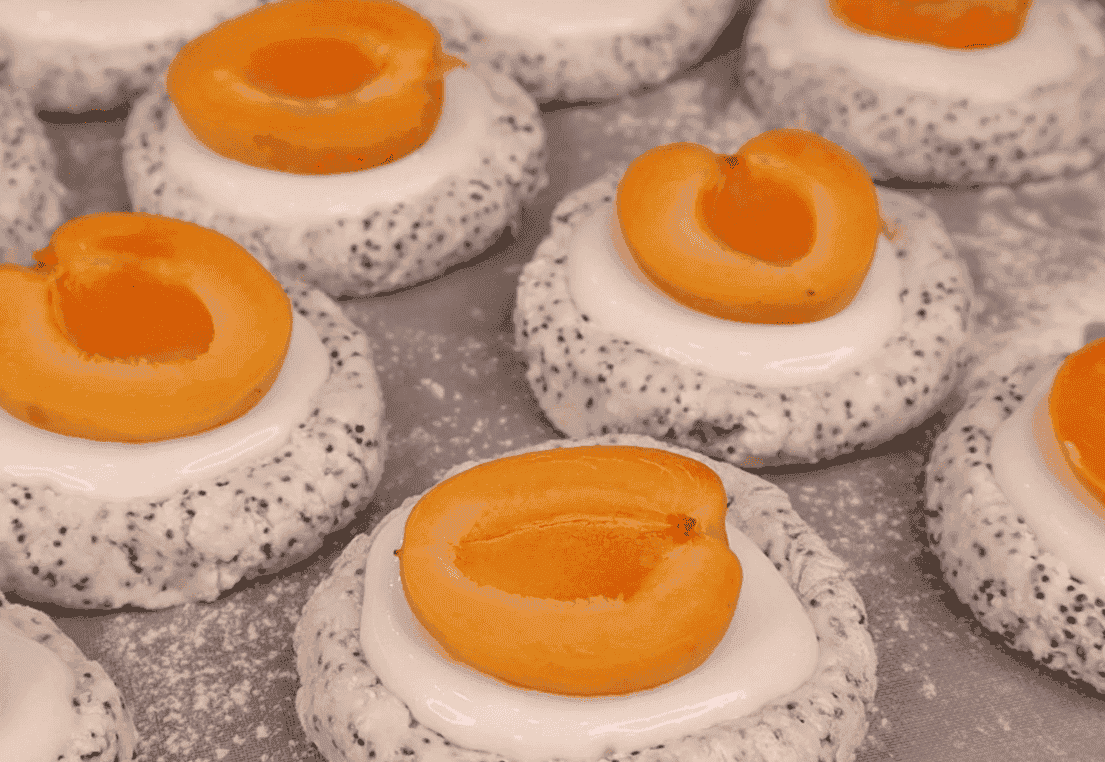 Готую корисні сирники з маком в духовці: ніжні та дуже смачні виходять, без олії з кремом та фруктами - ідеальний варіант сніданку