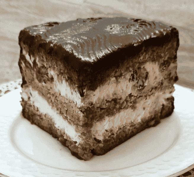 Простий та неймовірно смачний торт "Палкий поцілунок": поєднання медових коржів з ніжним сметанним кремом і вишнями - це завжди безпрограшний варіант