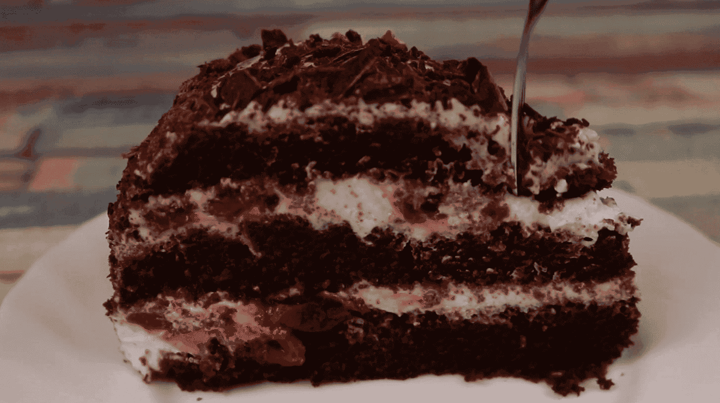 Неймовірно смачний шоколадний торт з вишнею і сметанним кремом: простий у приготуванні, і лише з доступних продуктів