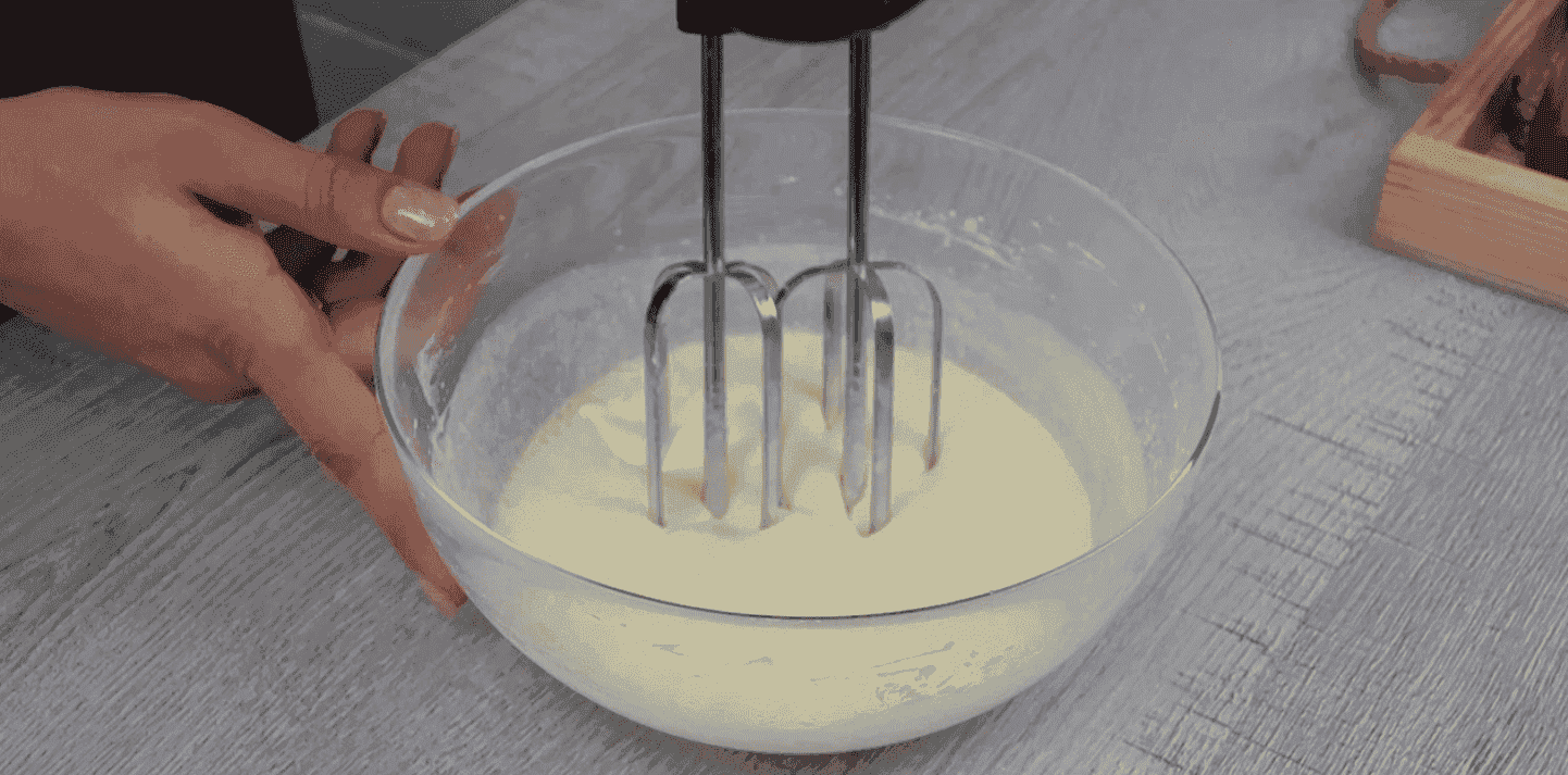 Неймовірно смачний, ніжний та ароматний кекс із шоколадними краплями: проста та швидка випічка до чаю, яка сподобається всім