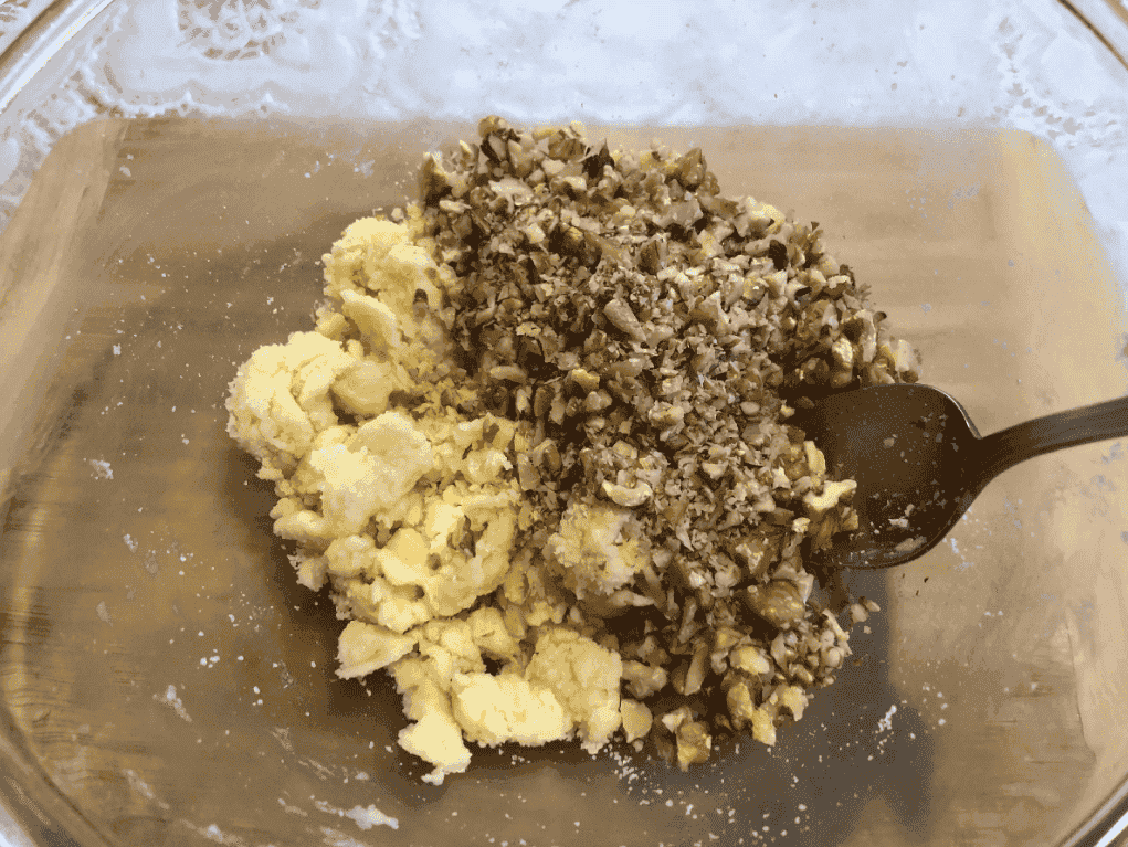 Насипний яблучний пиріг з родзинками та горіхами: виходить соковитий та неймовірно смачний, простий рецепт БЕЗ ЯЄЦЬ