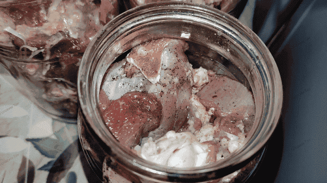 Найпростіший та найсмачніший рецепт домашньої тушонки з качки без автоклаву та духовки: впорається навіть господиня-початківець, зберігайте рецепт