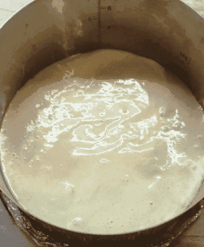 Простий та неймовірно смачний торт "Палкий поцілунок": поєднання медових коржів з ніжним сметанним кремом і вишнями - це завжди безпрограшний варіант