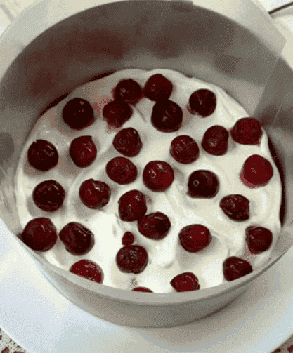 Простий та неймовірно смачний торт "Палкий поцілунок": поєднання медових коржів з ніжним сметанним кремом і вишнями - це завжди безпрограшний варіант