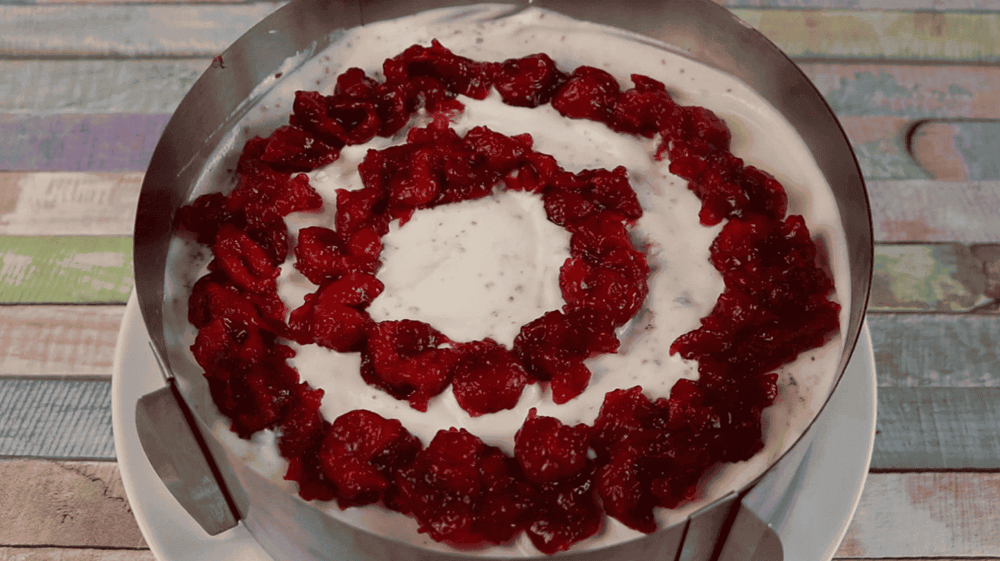 Неймовірно смачний шоколадний торт з вишнею і сметанним кремом: простий у приготуванні, і лише з доступних продуктів