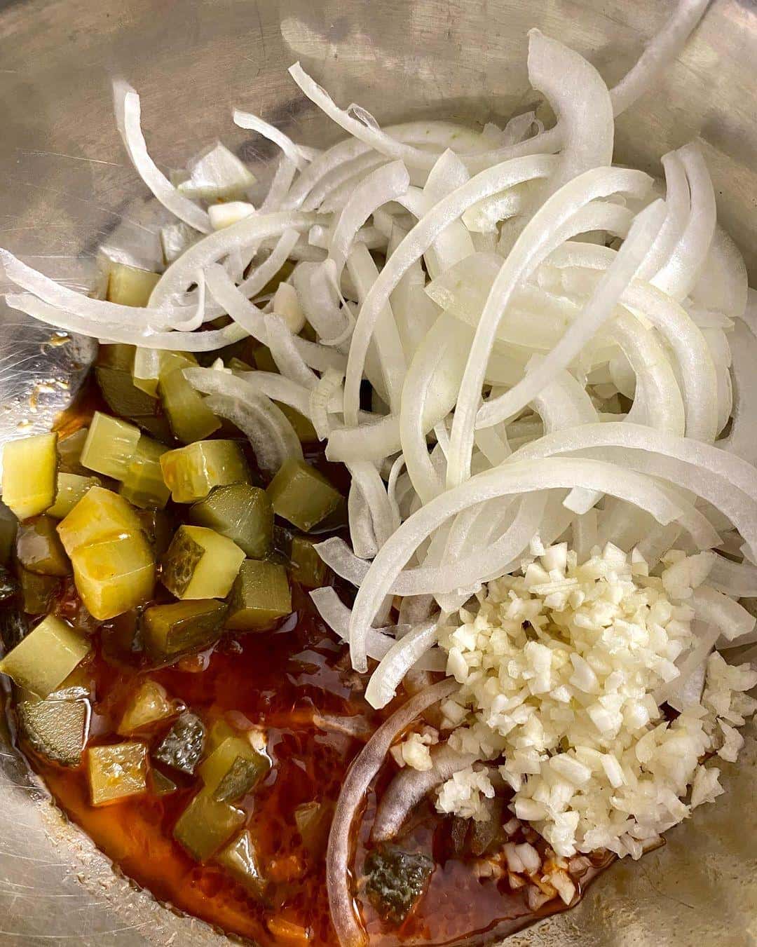 Готуємо оселедець по-циганськи: дуже смачна рибна закуска виходить, а готується все швидко, просто і легко - зберігайте рецепт