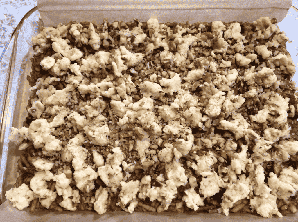 Насипний яблучний пиріг з родзинками та горіхами: виходить соковитий та неймовірно смачний, простий рецепт БЕЗ ЯЄЦЬ