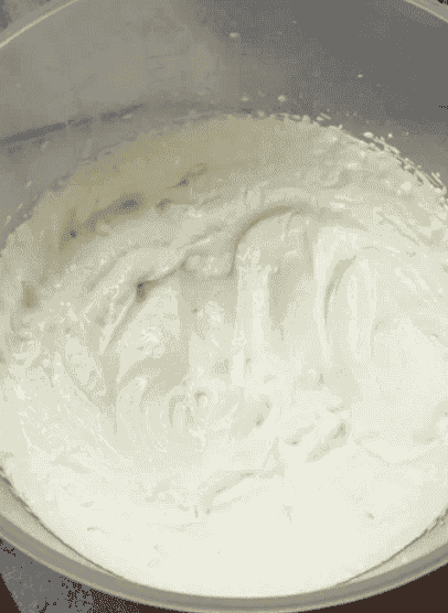 Простий та неймовірно смачний торт "Палкий поцілунок": поєднання медових коржів з ніжним сметанним кремом і вишнями - це завжди безпрограшний варіант