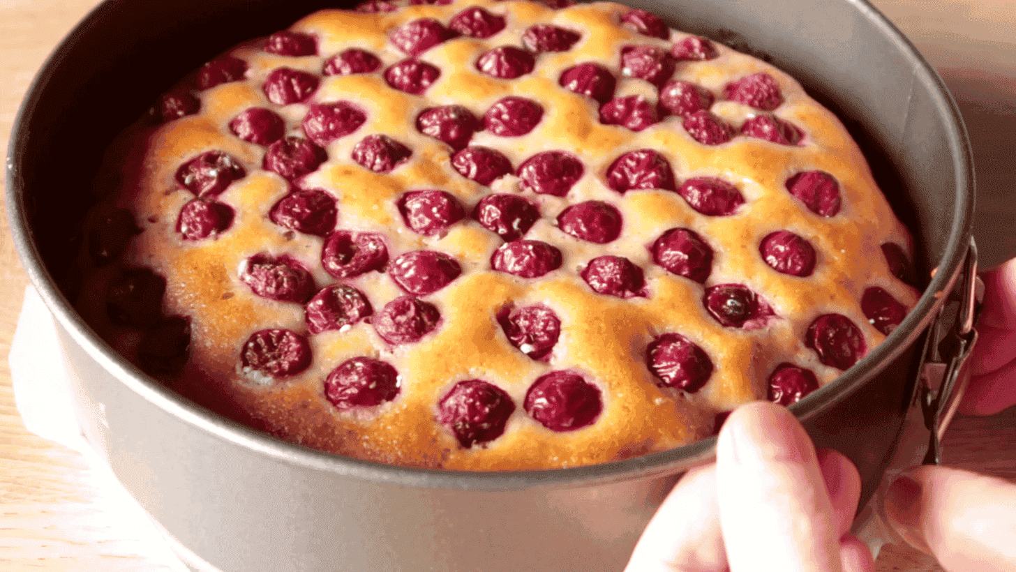 Пісний вишневий пиріг "Подорож у літо": дуже легко і швидко готувати його - все змішала і в духовку, до того ж з найпростіших продуктів