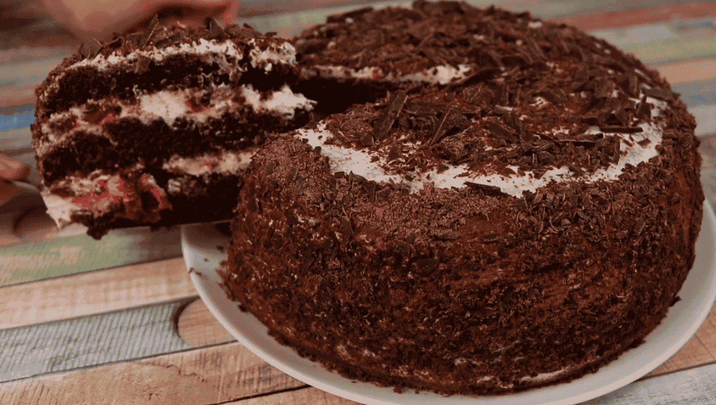 Неймовірно смачний шоколадний торт з вишнею і сметанним кремом: простий у приготуванні, і лише з доступних продуктів