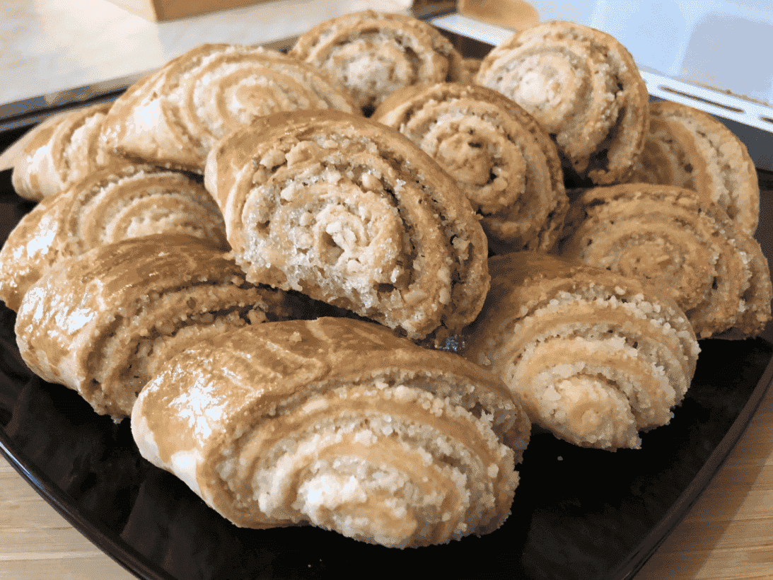 Домашній рецепт відомого печива "Гата" з двома видами начинки: виходить розсипчастим, м'якеньким і ніжним, дуже смачна і доступна випічка до чаю