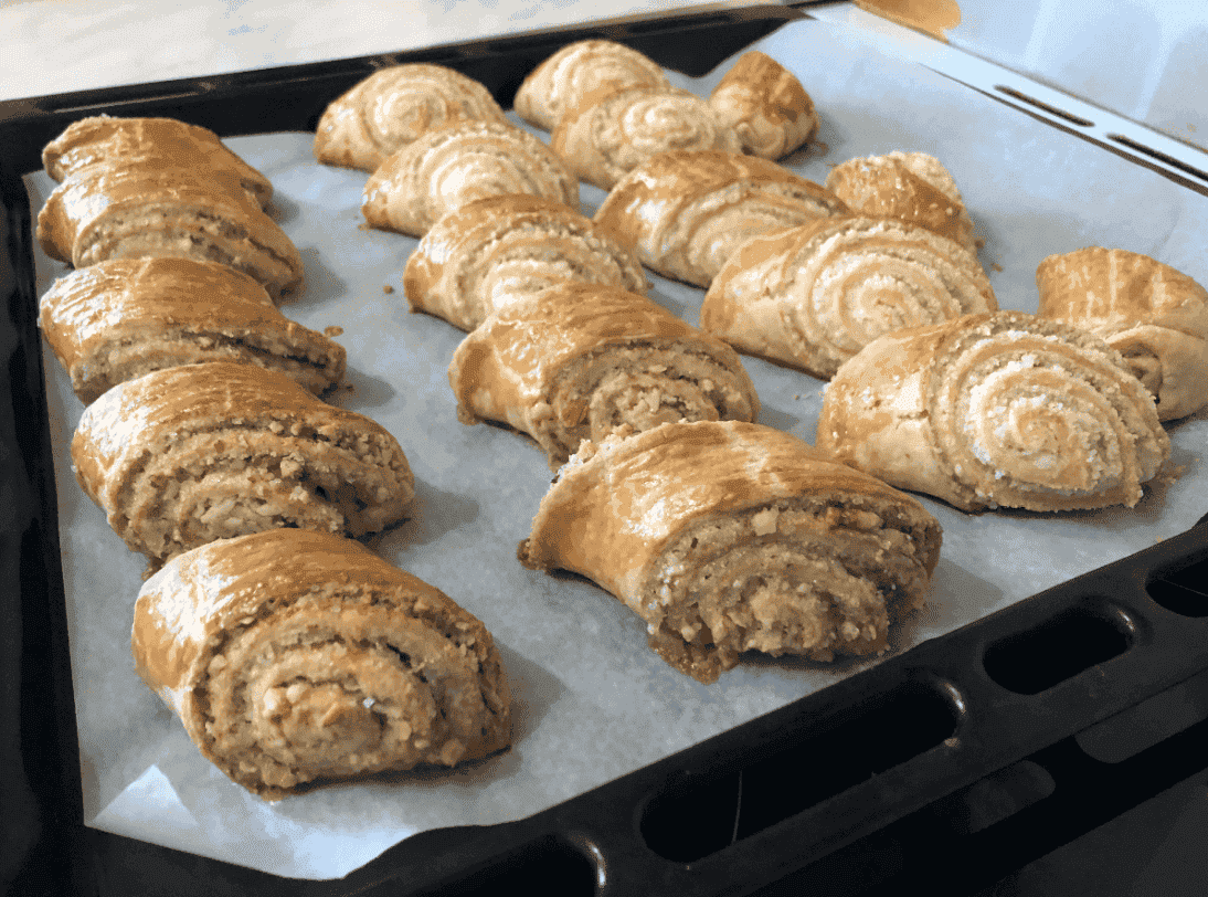 Домашній рецепт відомого печива "Гата" з двома видами начинки: виходить розсипчастим, м'якеньким і ніжним, дуже смачна і доступна випічка до чаю