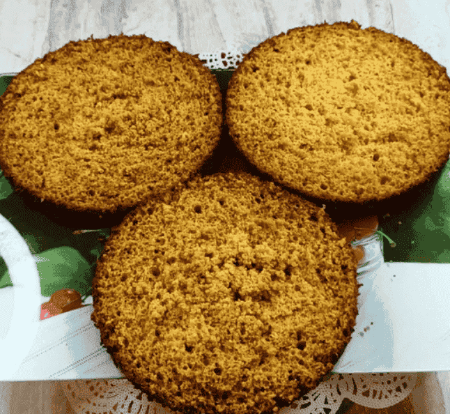 Простий та неймовірно смачний торт "Палкий поцілунок": поєднання медових коржів з ніжним сметанним кремом і вишнями - це завжди безпрограшний варіант