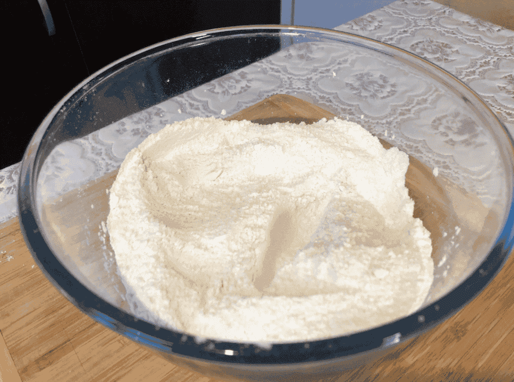 Насипний яблучний пиріг з родзинками та горіхами: виходить соковитий та неймовірно смачний, простий рецепт БЕЗ ЯЄЦЬ