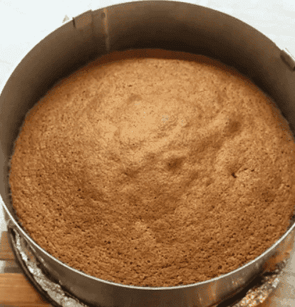 Простий та неймовірно смачний торт "Палкий поцілунок": поєднання медових коржів з ніжним сметанним кремом і вишнями - це завжди безпрограшний варіант