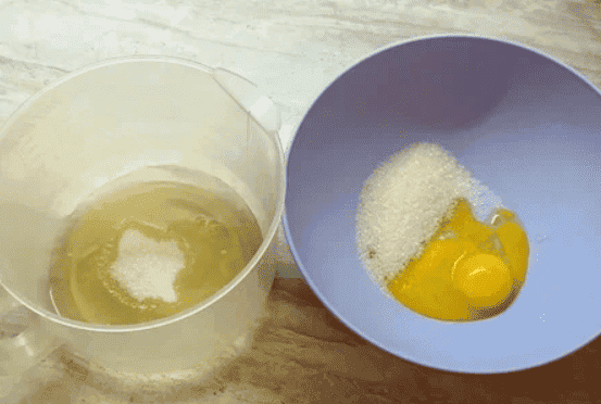 Простий та неймовірно смачний торт "Палкий поцілунок": поєднання медових коржів з ніжним сметанним кремом і вишнями - це завжди безпрограшний варіант