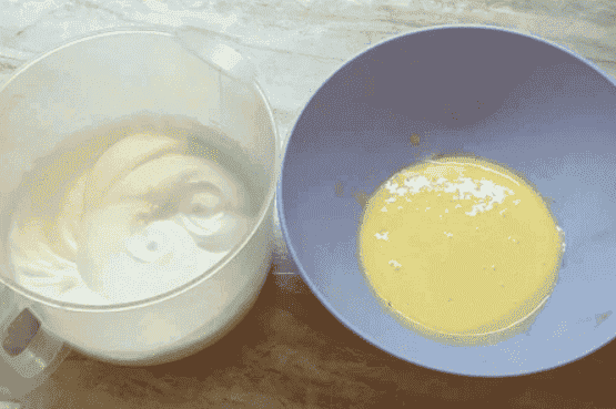 Простий та неймовірно смачний торт "Палкий поцілунок": поєднання медових коржів з ніжним сметанним кремом і вишнями - це завжди безпрограшний варіант