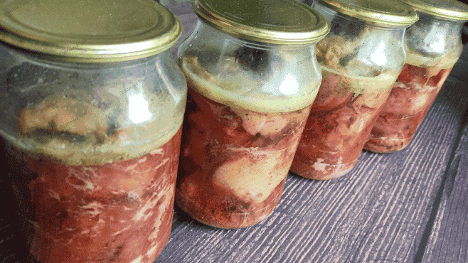 Найпростіший та найсмачніший рецепт домашньої тушонки з качки без автоклаву та духовки: впорається навіть господиня-початківець, зберігайте рецепт