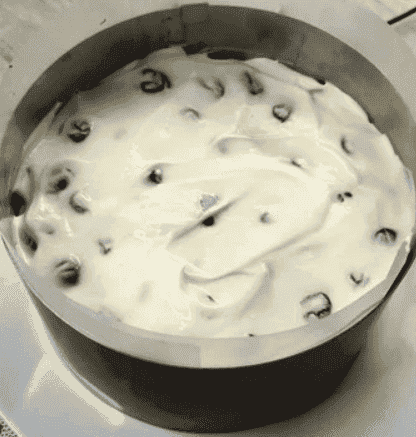 Простий та неймовірно смачний торт "Палкий поцілунок": поєднання медових коржів з ніжним сметанним кремом і вишнями - це завжди безпрограшний варіант