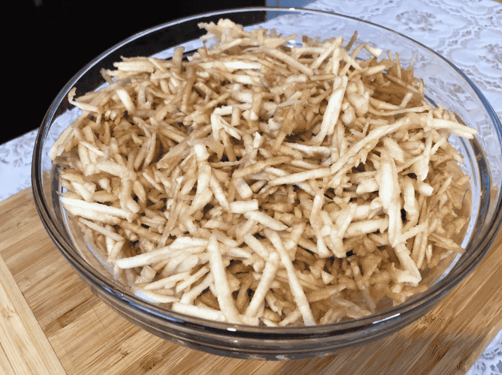 Насипний яблучний пиріг з родзинками та горіхами: виходить соковитий та неймовірно смачний, простий рецепт БЕЗ ЯЄЦЬ