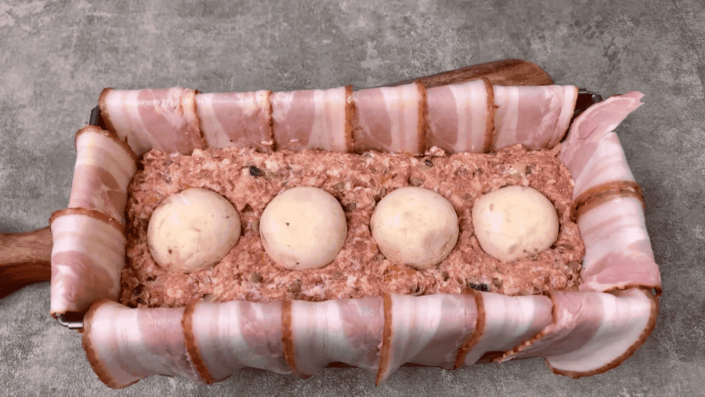 Готую шикарний м'ясний "Террін" і подаю замість ковбаси та м'ясних нарізок з магазину: дуже смачно і готується просто