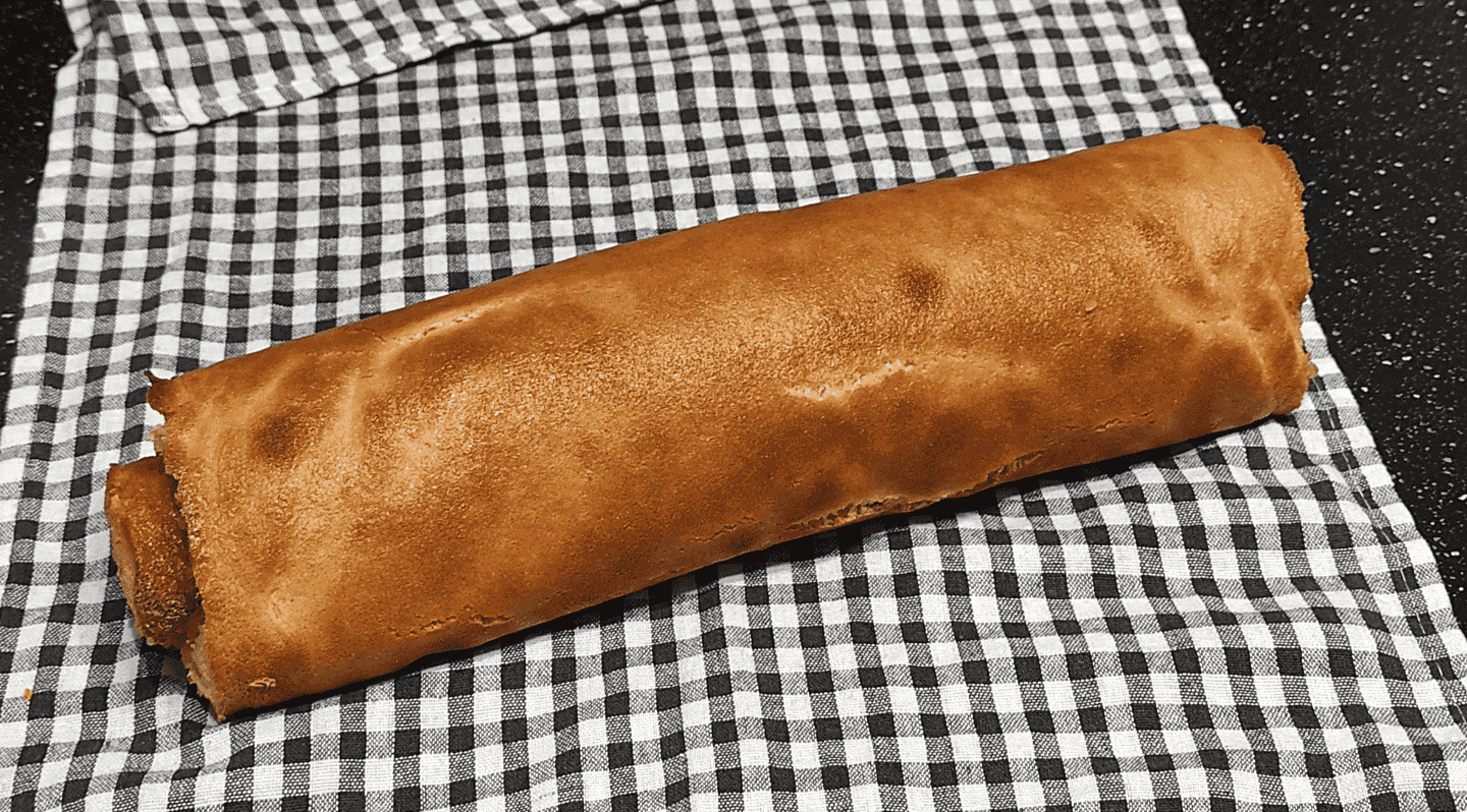 Найпростіший рулет з яблуками до чаю, який я колись готувала: випікаю бісквіт разом із начинкою - виходить дуже смачно і ніжно, а готується просто