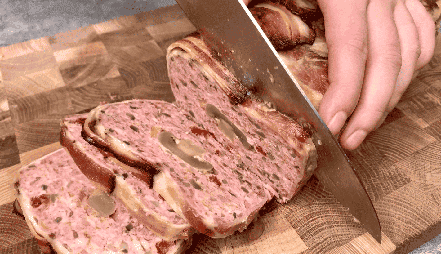 Готую шикарний м'ясний "Террін" і подаю замість ковбаси та м'ясних нарізок з магазину: дуже смачно і готується просто