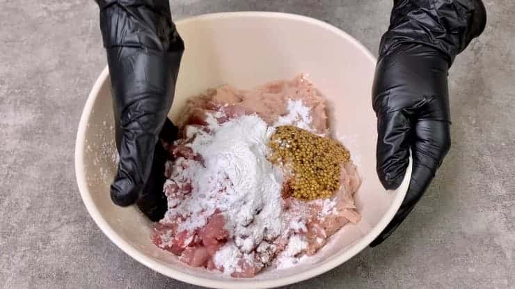 Беру курячий фарш, спеції, рукав для запікання і готую неймовірно смачну ковбасу в домашніх умовах: подобається і дітям і дорослим