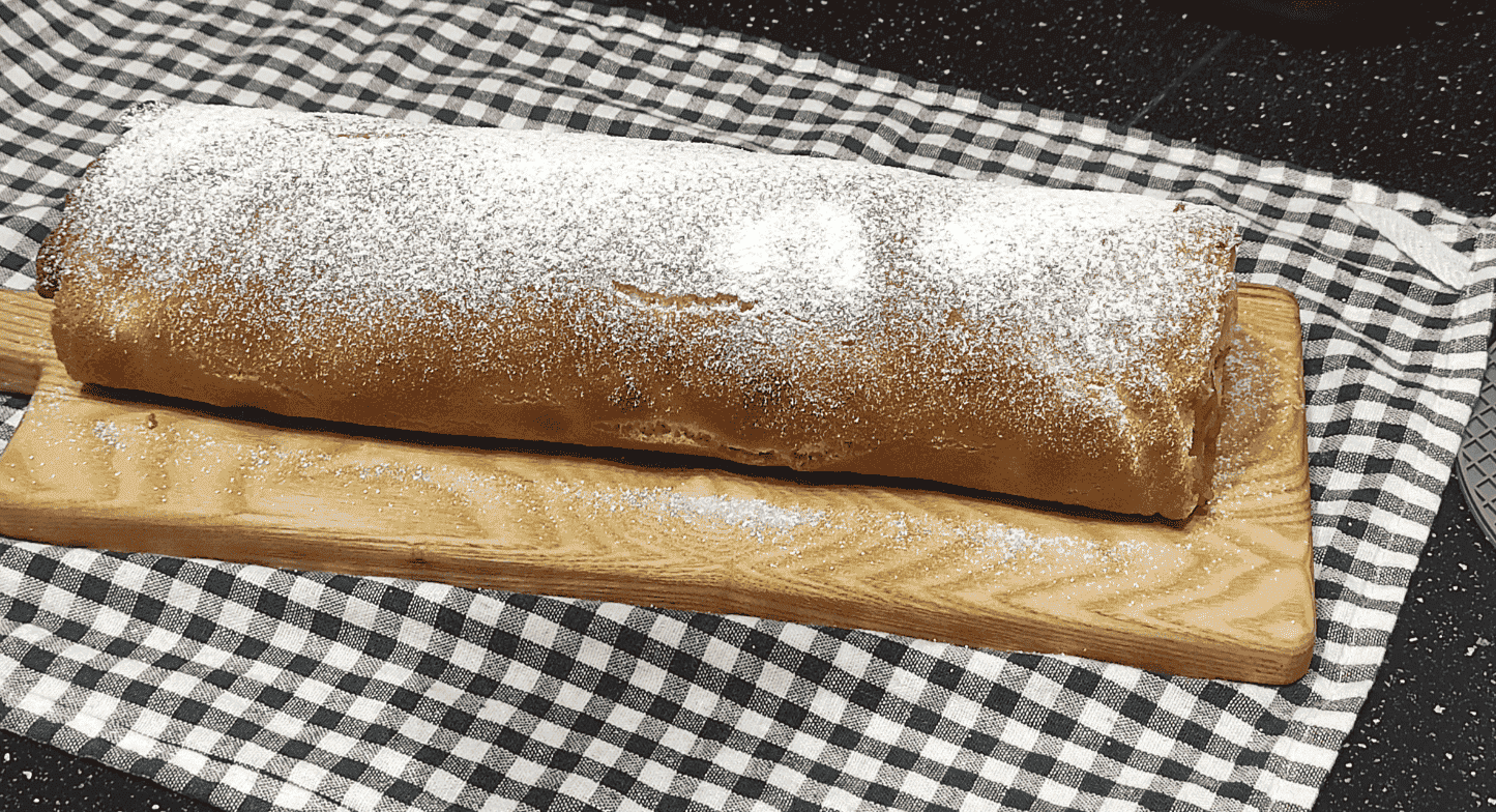 Найпростіший рулет з яблуками до чаю, який я колись готувала: випікаю бісквіт разом із начинкою - виходить дуже смачно і ніжно, а готується просто