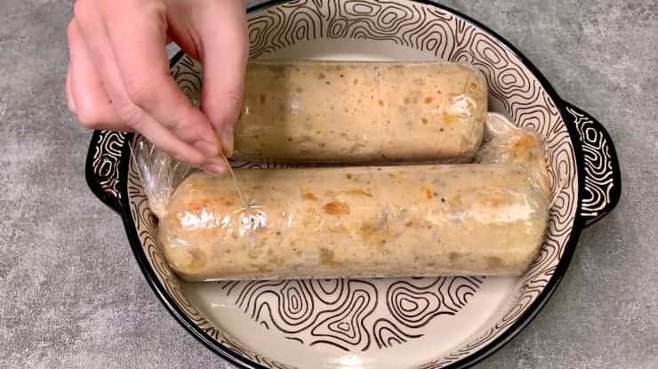 Беру курячий фарш, спеції, рукав для запікання і готую неймовірно смачну ковбасу в домашніх умовах: подобається і дітям і дорослим