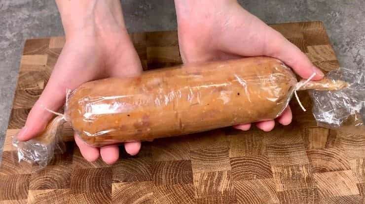 Беру курячий фарш, спеції, рукав для запікання і готую неймовірно смачну ковбасу в домашніх умовах: подобається і дітям і дорослим