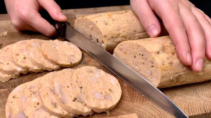 Беру курячий фарш, спеції, рукав для запікання і готую неймовірно смачну ковбасу в домашніх умовах: подобається і дітям і дорослим