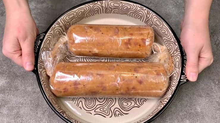Беру курячий фарш, спеції, рукав для запікання і готую неймовірно смачну ковбасу в домашніх умовах: подобається і дітям і дорослим