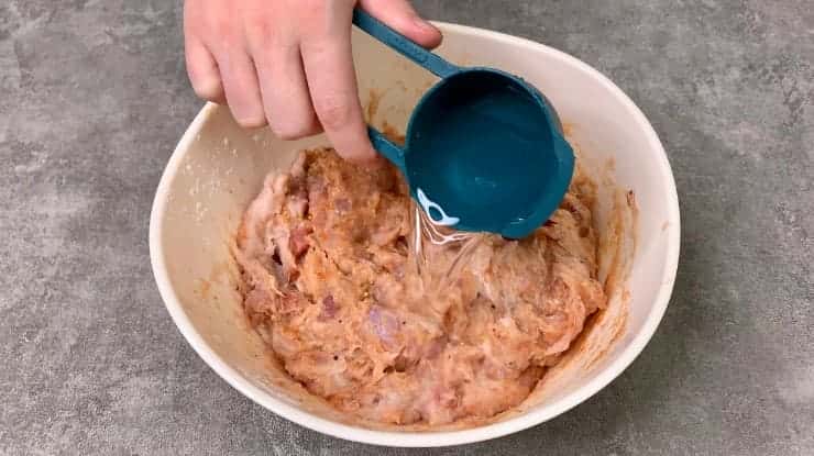 Беру курячий фарш, спеції, рукав для запікання і готую неймовірно смачну ковбасу в домашніх умовах: подобається і дітям і дорослим