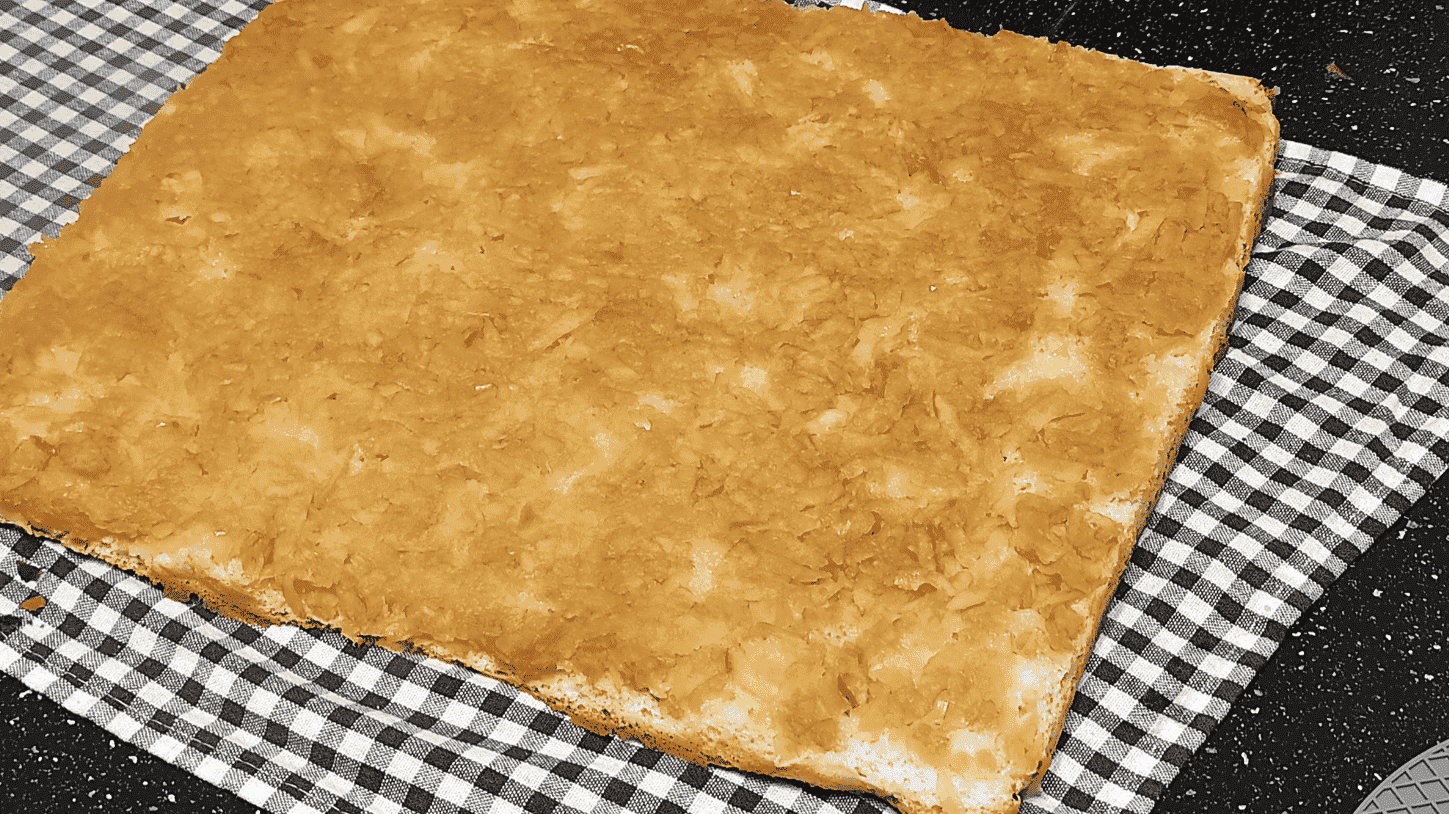 Найпростіший рулет з яблуками до чаю, який я колись готувала: випікаю бісквіт разом із начинкою - виходить дуже смачно і ніжно, а готується просто