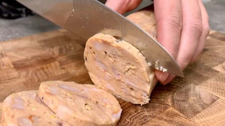 Беру курячий фарш, спеції, рукав для запікання і готую неймовірно смачну ковбасу в домашніх умовах: подобається і дітям і дорослим