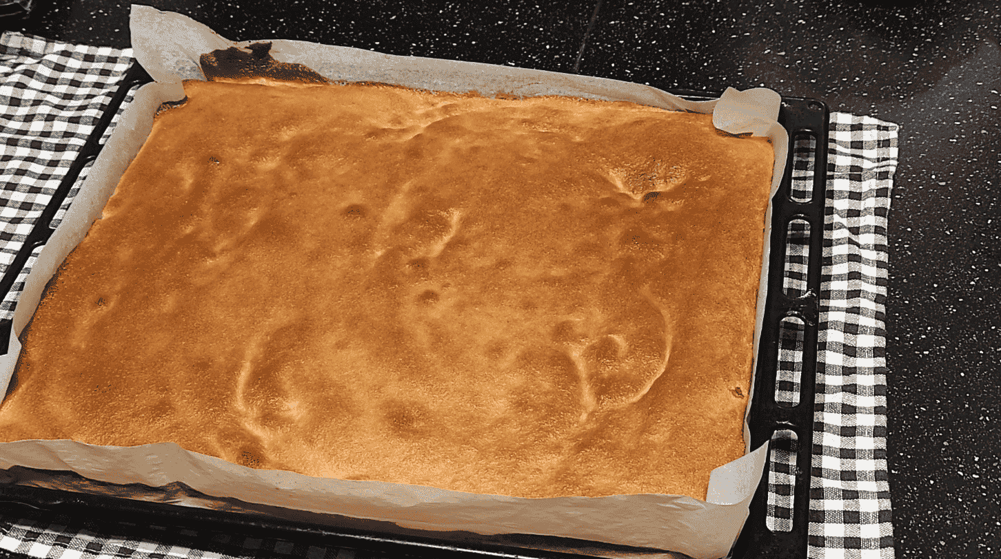 Найпростіший рулет з яблуками до чаю, який я колись готувала: випікаю бісквіт разом із начинкою - виходить дуже смачно і ніжно, а готується просто