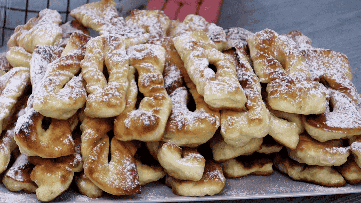 Улюблена випічка з дитинства "Хворост на кефірі": швидко, просто і дуже смачно