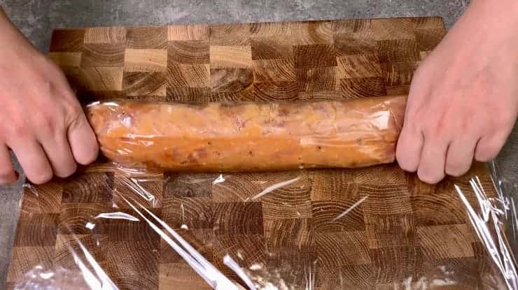 Беру курячий фарш, спеції, рукав для запікання і готую неймовірно смачну ковбасу в домашніх умовах: подобається і дітям і дорослим