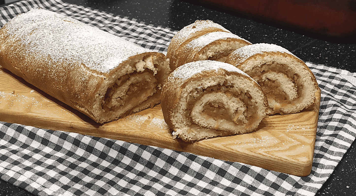 Найпростіший рулет з яблуками до чаю, який я колись готувала: випікаю бісквіт разом із начинкою - виходить дуже смачно і ніжно, а готується просто