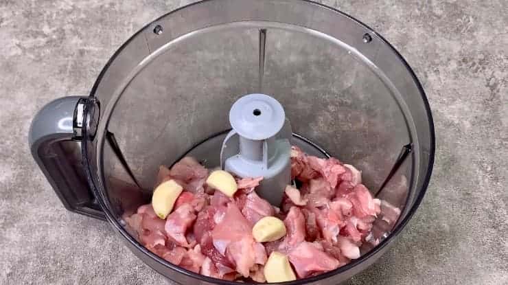 Беру курячий фарш, спеції, рукав для запікання і готую неймовірно смачну ковбасу в домашніх умовах: подобається і дітям і дорослим