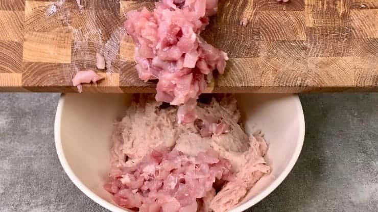 Беру курячий фарш, спеції, рукав для запікання і готую неймовірно смачну ковбасу в домашніх умовах: подобається і дітям і дорослим