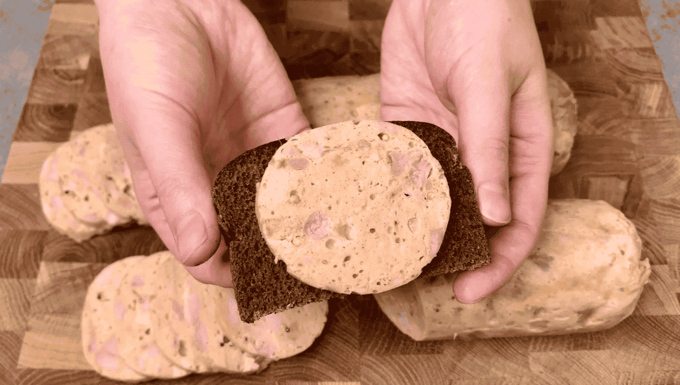 Беру курячий фарш, спеції, рукав для запікання і готую неймовірно смачну ковбасу в домашніх умовах: подобається і дітям і дорослим