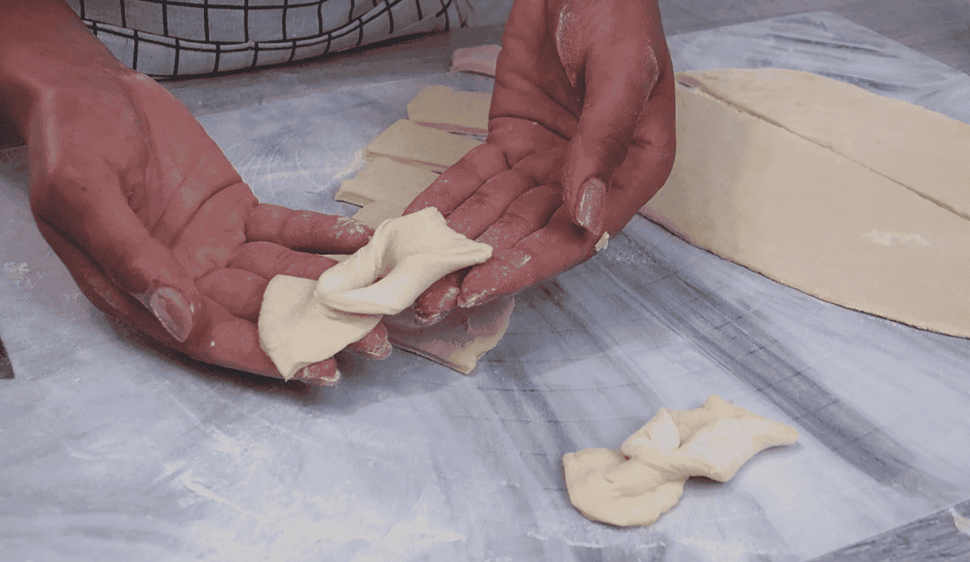 Улюблена випічка з дитинства "Хворост на кефірі": швидко, просто і дуже смачно